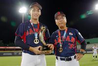 　初優勝しトロフィーを手にする馬淵監督（右）と前田