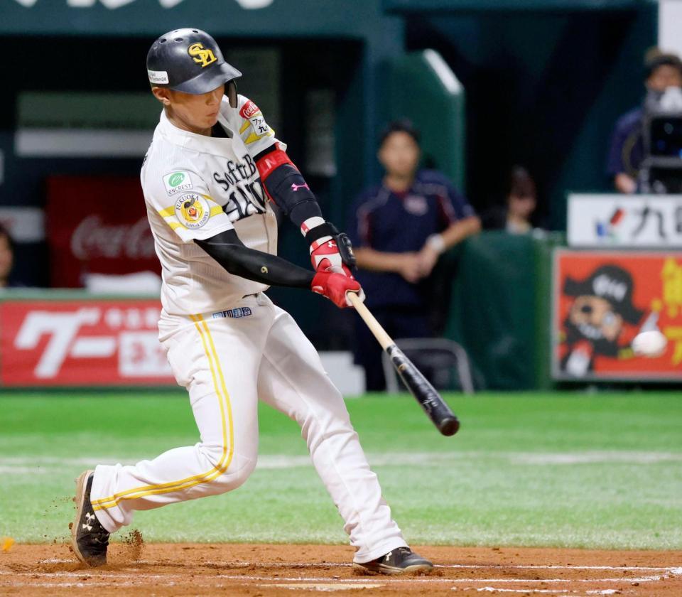 　７回、左中間に同点の２点二塁打を放つ今宮