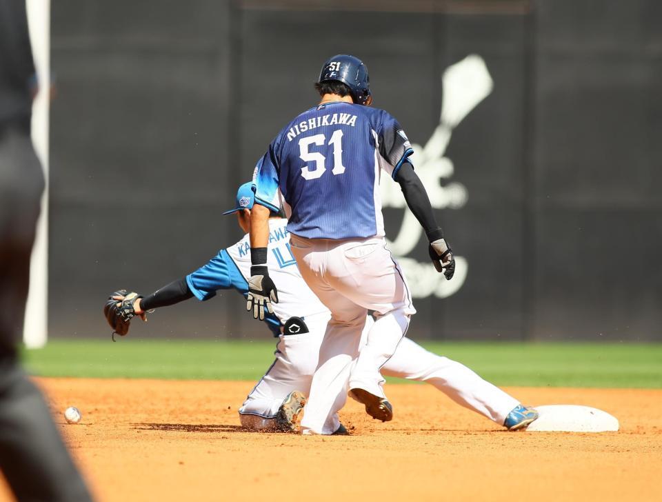 　２回、捕球ミスをする上川畑（撮影・中島達哉）