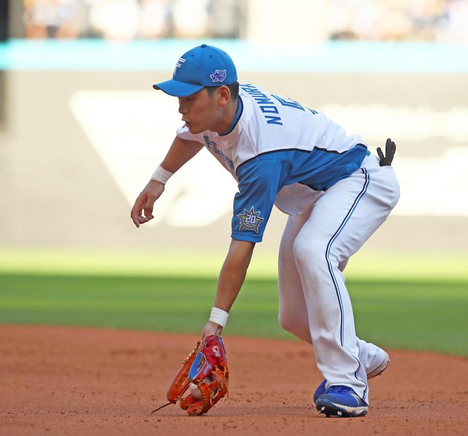 　８回、ペイトンの二ゴロをさばく野村（撮影・中島達哉）