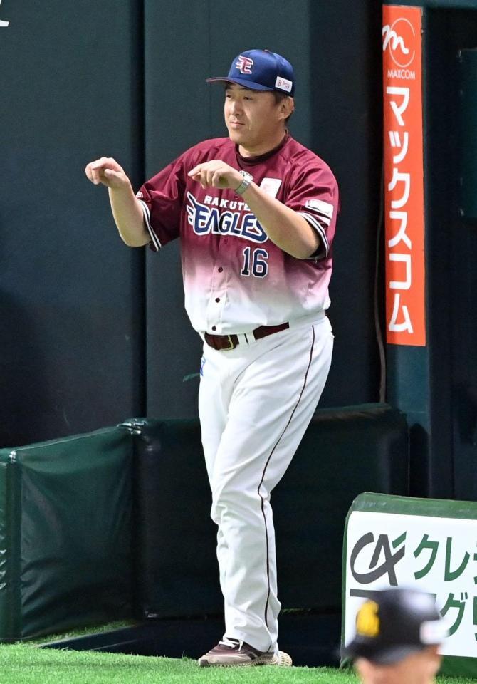 　１回、三森の三ゴロで三塁を狙った周東の判定にリプレー検証を求める石井監督