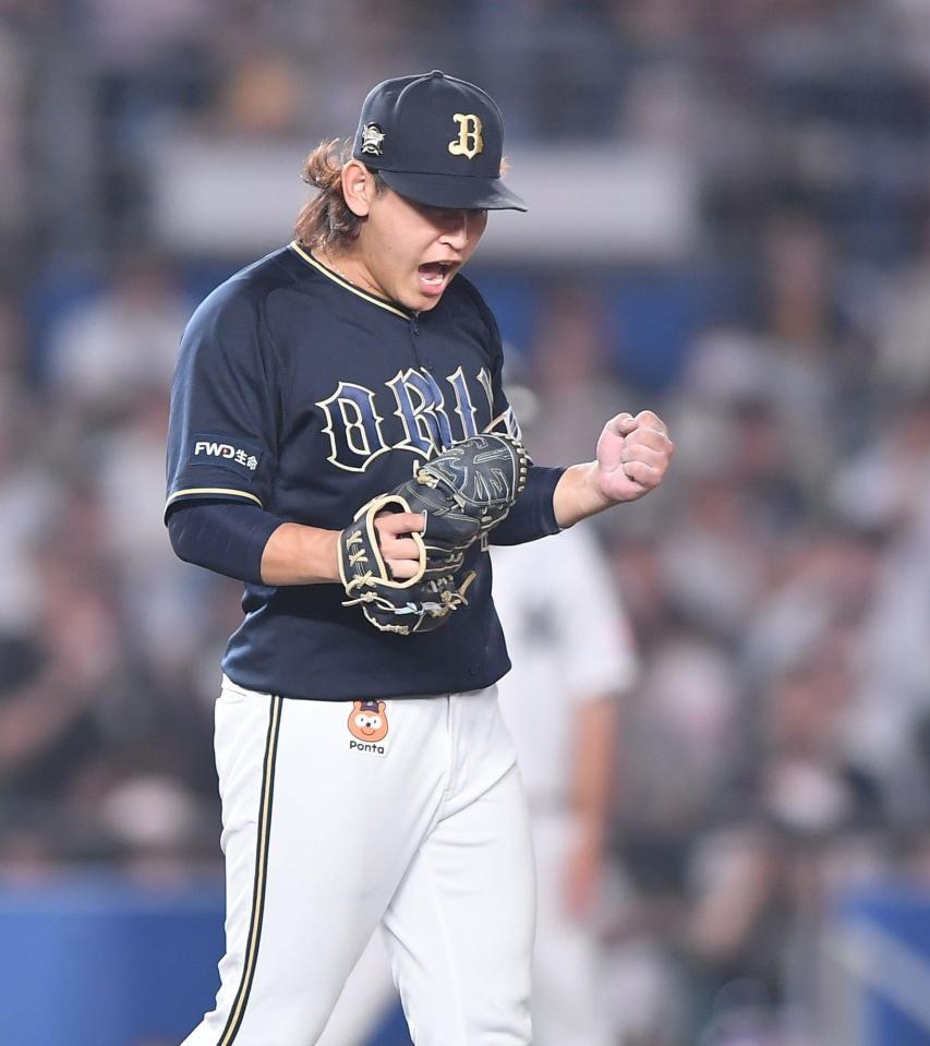 　７回、安田を遊ゴロに打ち取りガッツポーズを決める宮城（撮影・開出牧）