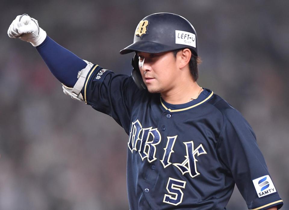 　７回、中前適時打を放ちガッツポーズを決める西野（撮影・開出牧）