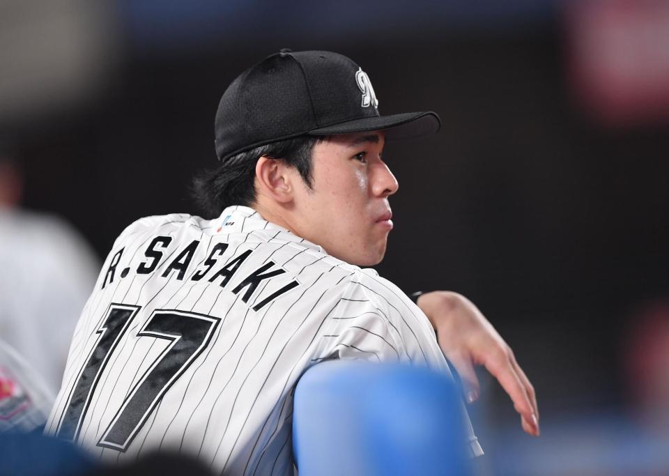 　降板後はベンチの最前列で試合を見守る佐々木朗（撮影・開出牧）