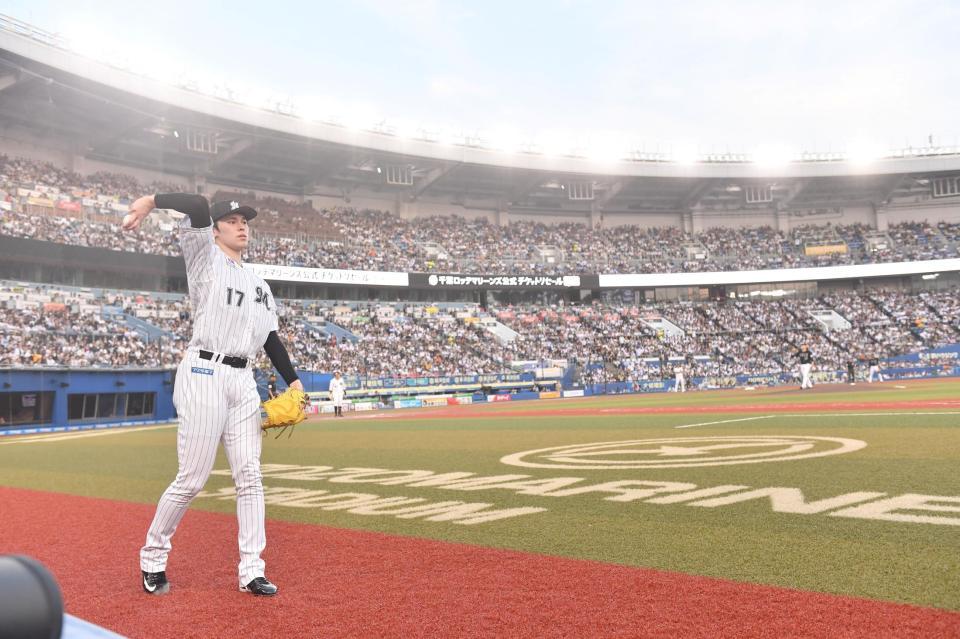 　復帰登板で宮城（右後方）と投げ合う佐々木朗（撮影・開出牧）