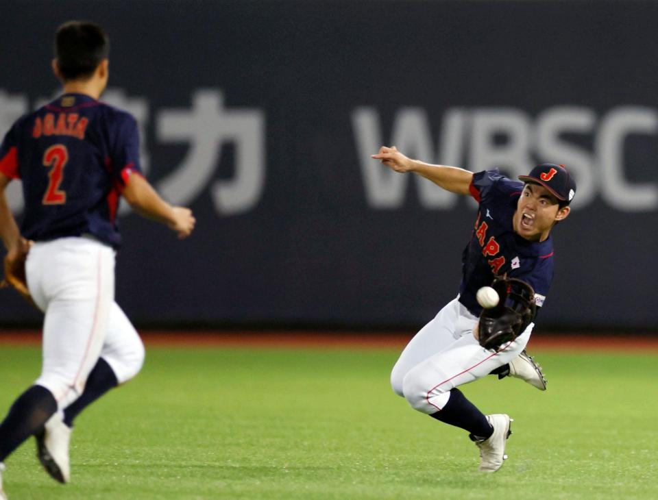 　５回、相手の飛球を右翼手知花が好捕