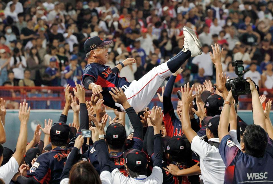 　初優勝し胴上げされる馬淵監督