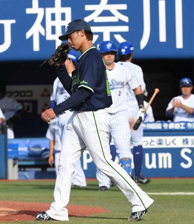 　５回、打球を足に当ててから乱れ失点する山野（撮影・三好信也）