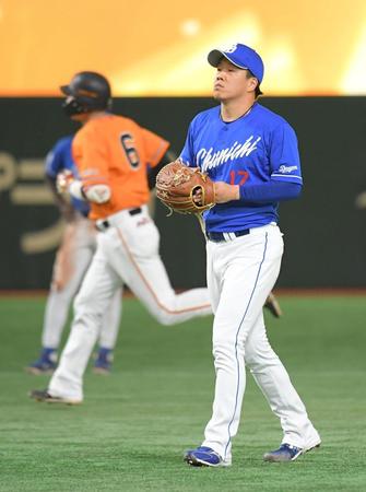 　２回、柳は坂本（左）に先制ソロを打たれる（撮影・佐藤厚）