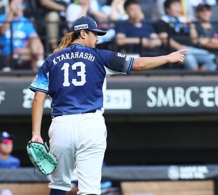 　６回、マルティネスを併殺打に仕留め、ナインを指さす高橋（撮影・中島達哉）