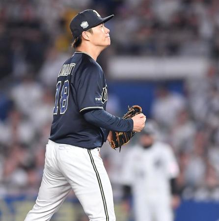 　８回、３者連続三振を奪いガッツポーズを決める山本（９日撮影）