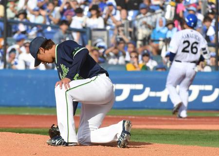 　１０日のＤｅＮＡ戦の５回、浜口の打球が足に当たりマウンド上で膝をつく山野（撮影・三好信也）