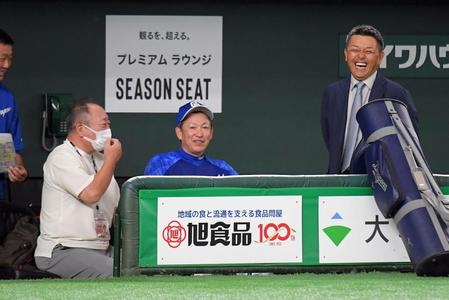 　試合前に高木豊氏（左）、谷繁元信氏（右）と談笑する立浪監督（中）＝９日