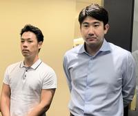 　事務折衝に同席したヤクルト・小川（左）と巨人・菅野