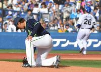 　１０日のＤｅＮＡ戦の５回、浜口の打球が足に当たりマウンド上で膝をつく山野（撮影・三好信也）