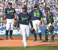 　１０日のＤｅＮＡ戦の５回、打球を足に当てから乱調になり６失点でマウンドを降りる山野（手前）＝撮影・三好信也