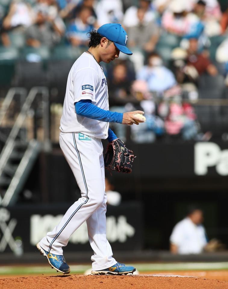 　３回、西武打線に打ち込まれマウンドでうつむく伊藤（撮影・中島達哉）