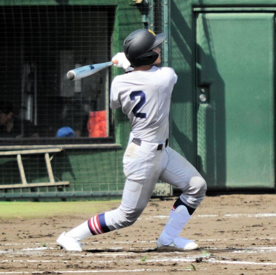 　初回に左越え３ランを放つ慶応・加藤右悟