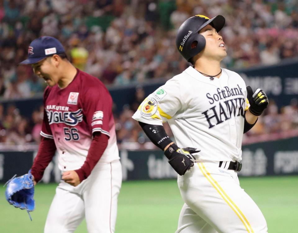 　７回、一ゴロに倒れた近藤。左はガッツポーズする鈴木翔