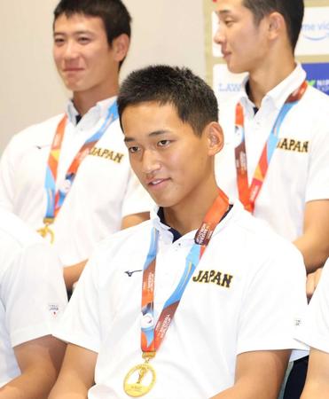 　メダルをかけ笑顔を見せる高校日本代表の大阪桐蔭・前田