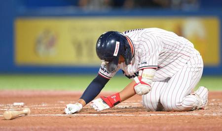 　３回、死球を受け倒れ込む塩見（撮影・伊藤笙子）