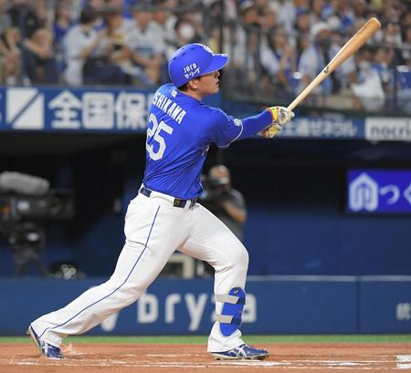 　６回、石川昂は左中間に１３号先制２ランを放つ（撮影・佐藤厚）
