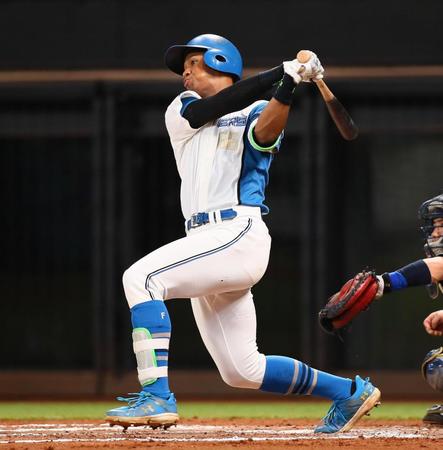 　６回塁、適時二塁打を放つ万波（撮影・中島達哉）