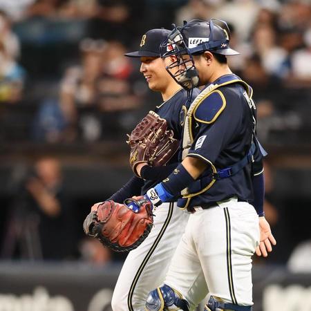 　６回、日本ハム打線に初安打を許し、苦笑いの東（左）＝撮影・中島達哉