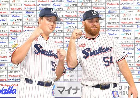 　お立ち台で笑顔を見せる村上（左）とサイスニード（撮影・伊藤笙子）