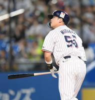 　３回、左越えソロを放ち、打球を見つめる村上（撮影・伊藤笙子）