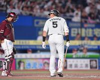 　３回、結婚を祝うスタンドの拍手を浴びながら打席に入る安田。捕手・太田（撮影・開出牧）