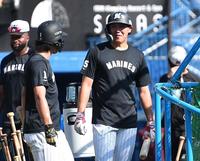 　試合前の練習で藤原（左）と談笑する安田（撮影・開出牧）