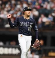 　７回、打者・松本剛を中飛に抑え、拳を握る東（撮影・中島達哉）