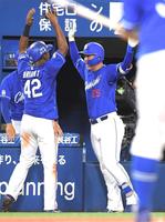 　６回、石川昂は左中間に１３号先制２ランを放ち、ブライト健太（左）に迎えられる（撮影・佐藤厚）