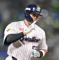 　３回、左越えソロを放ち、表情硬くダイヤモンドを一周する村上（撮影・伊藤笙子）