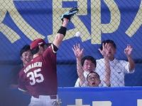 　４回、角中の左越え二塁打の打球を追うが、惜しくも捕球できなかった島内（撮影・開出牧）