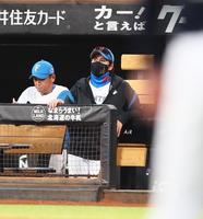 　６回、戦況を見つめる新庄監督（撮影・中島達哉）