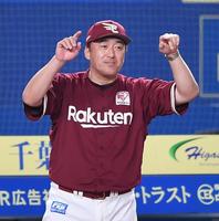 　５回、太田の送りバントで二塁に滑り込んだ一塁ランナーの小郷のアウトの判定を巡りリクエストを要求する石井監督（撮影・開出牧）