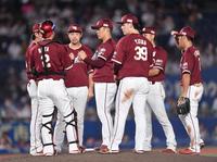 　４回、ピンチを迎えた則本（中央）の元に集まる楽天ナイン（撮影・開出牧）