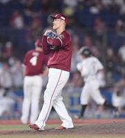 　７回、荻野（右後方）に逆転の左越え３ランを打たれた則本（撮影・開出牧）