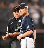 　８回、選手交代を告げる中嶋監督（右）＝撮影・中島達哉