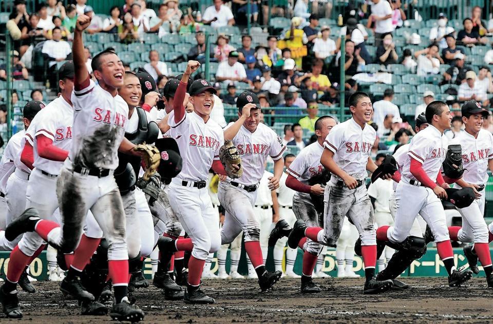 　ベスト８進出を決め、笑顔で駆け出すおかやま山陽ナイン（８月１７日撮影）