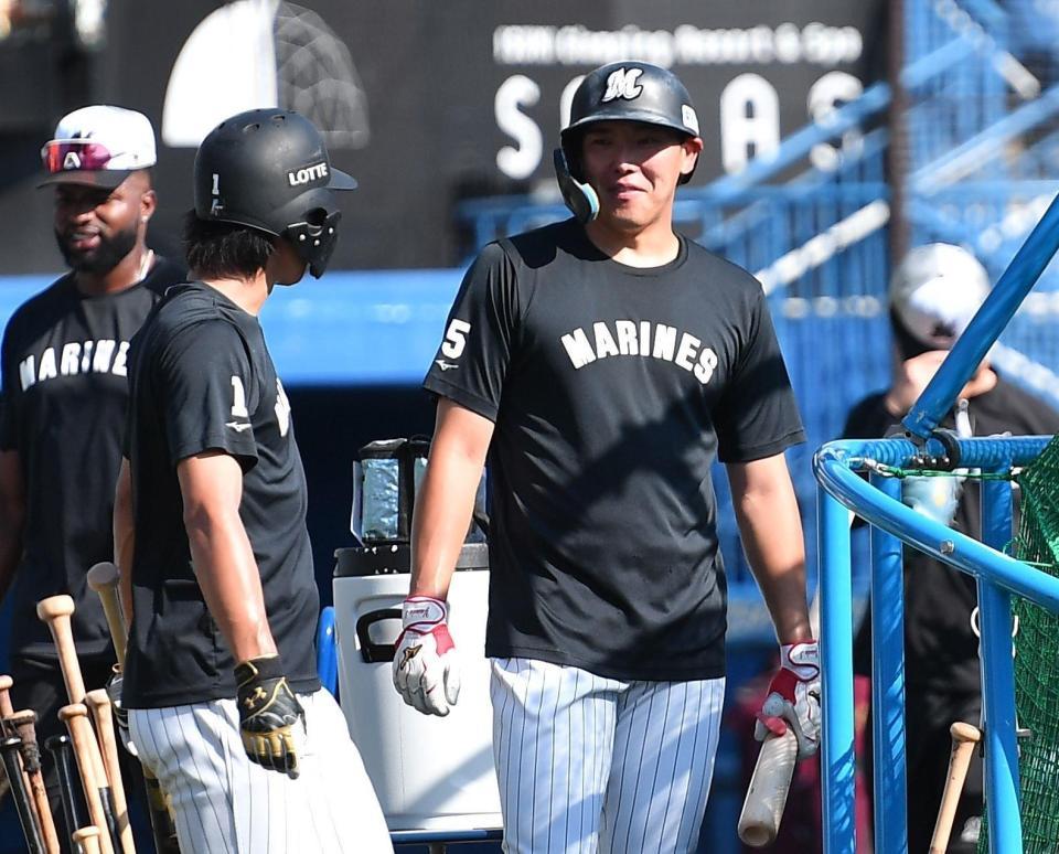 　試合前の練習で藤原（左）と談笑する安田（撮影・開出牧）