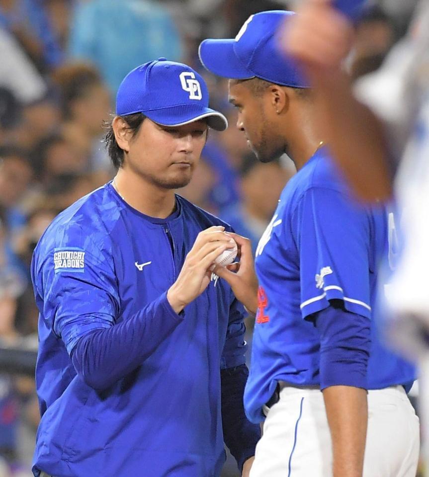 　５勝目を挙げ、マルティネス（右）からウイニングボールを渡される涌井（撮影・佐藤厚）