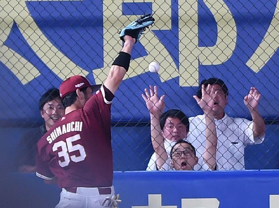 　４回、角中の左越え二塁打の打球を追うが、惜しくも捕球できなかった島内（撮影・開出牧）