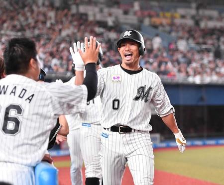 　７回、逆転の左越え３ランを放ちナインとタッチを交わす荻野（右）＝撮影・開出牧