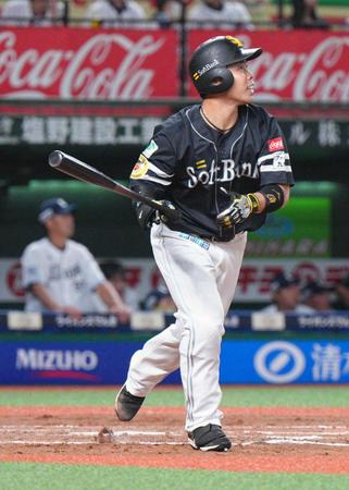 　延長１１回、左中間へ２点適時二塁打を放つ近藤