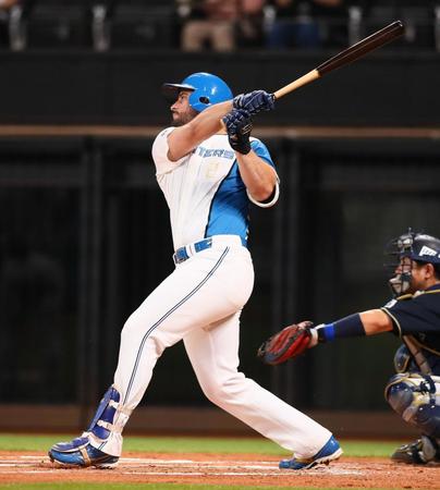 　１回、先制適時打を放つマルティネス（撮影・中島達哉）