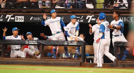 　１回、生還した郡司（３０）を迎える日本ハムナイン（撮影・中島達哉）