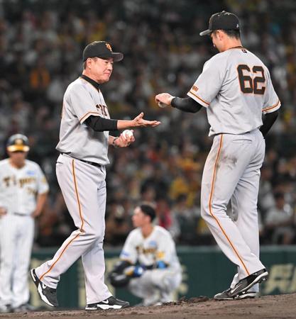 　３回、横川（右）の交代を告げ、自らマウンドへ向かう原監督（撮影・高部洋祐）